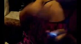 La ménagère indienne Shali reçoit un coup de main dans une vidéo porno desi 2 minute 20 sec