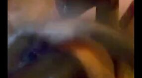 La ménagère indienne Shali reçoit un coup de main dans une vidéo porno desi 0 minute 50 sec