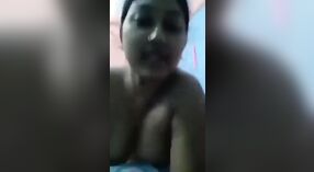 Desi bhabhi dengan rambut hitam menyenangkan dirinya sendiri dalam video porno 0 min 0 sec