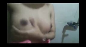 Desi bhabhi met grote borsten sterren in stomende porno video voor haar vriendje 2 min 20 sec