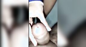 Desi XXX ibu rumah tangga memberikan blowjob kepada pemiliknya dalam video MMS 1 min 40 sec