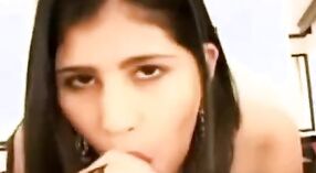 Fellation Sexe indien avec une superbe femme indienne 3 minute 00 sec