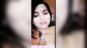 Safado Desi menina ostenta seus peitos suculentos em um quente MMS chamada de vídeo 1 minuto 10 SEC