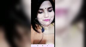 Naughty Desi dziewczyna pyszni jej soczyste cycki w gorącej rozmowy wideo MMS 2 / min 00 sec