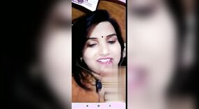 Yaramaz Desi kız flaunts ona sulu göğüsler içinde bir sıcak MMS video çağrı 2 dakika 50 saniyelik