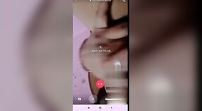 Naughty Desi dziewczyna pyszni jej soczyste cycki w gorącej rozmowy wideo MMS 5 / min 20 sec