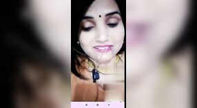 Yaramaz Desi kız flaunts ona sulu göğüsler içinde bir sıcak MMS video çağrı 6 dakika 10 saniyelik