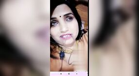Yaramaz Desi kız flaunts ona sulu göğüsler içinde bir sıcak MMS video çağrı 7 dakika 00 saniyelik