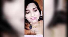 Naughty Desi dziewczyna pyszni jej soczyste cycki w gorącej rozmowy wideo MMS 7 / min 50 sec