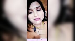 Naughty Desi dziewczyna pyszni jej soczyste cycki w gorącej rozmowy wideo MMS 0 / min 0 sec