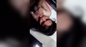 Video seks India amatir menampilkan blowjob amatir dan adegan seks 1 min 00 sec