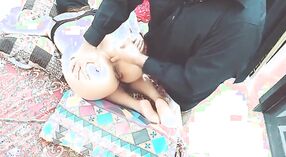 Die liebevolle Berührung der Stiefmutter bringt ihren Desi-Sohn in diesem dampfenden Video an den Rand der Ekstase 3 min 00 s