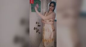 Aabha Paul Nip ' s douche slip leidt tot stomende Indiase seks 3 min 30 sec