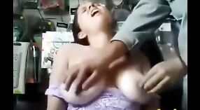 મોટા સ્તનવાળી ભારતીય સેલ્સવુમન આ કલાપ્રેમી વિડિઓમાં તેના મેનેજર સાથે વરાળ એન્કાઉન્ટરનો આનંદ માણે છે 3 મીન 50 સેકન્ડ