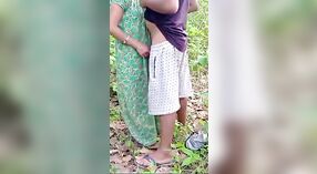Desi的MMC视频，关于妻子和情人在相机上陷入丛林中发生性关系的视频 2 敏 20 sec
