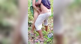 Desi的MMC视频，关于妻子和情人在相机上陷入丛林中发生性关系的视频 2 敏 50 sec