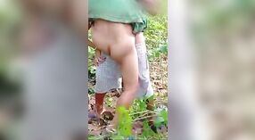 فيديو (ديزي إم إم سي) للزوجة والحبيب يمارسان الجنس في الغابة تم التقاطهما على الكاميرا 3 دقيقة 50 ثانية