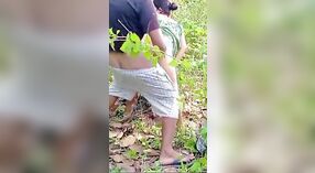 ジャングルでセックスをしている妻と恋人がカメラで捕まえられたデジのMMCビデオ 4 分 50 秒
