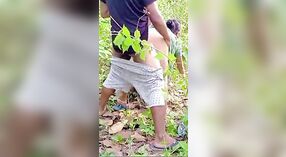 ジャングルでセックスをしている妻と恋人がカメラで捕まえられたデジのMMCビデオ 5 分 20 秒