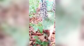 Desi的MMC视频，关于妻子和情人在相机上陷入丛林中发生性关系的视频 0 敏 0 sec