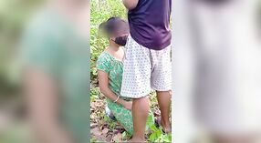 Desi MMC wideo żona i kochanek seks w dżungli złapany na kamery 0 / min 50 sec