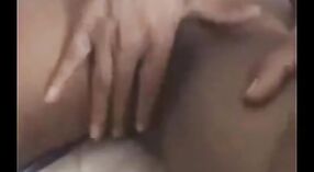 Зрелая индийская тетушка ублажает себя пальчиками и достигает оргазма 3 минута 20 сек