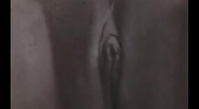 முதிர்ந்த இந்திய அத்தை தனது விரல்களால் தன்னை மகிழ்வித்து புணர்ச்சியை அடைகிறார் 7 நிமிடம் 20 நொடி