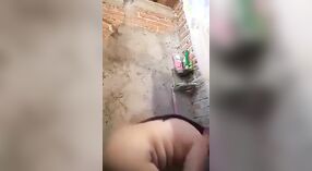 Bibi Desi dengan payudara kecil mandi di depan kamera 0 min 30 sec