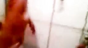 Doggystyle y sexo oral con una chica universitaria en este video de sexo indio grupal 2 mín. 20 sec