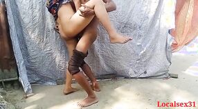 Amatorska para bengalska oddaje się ekscytujący seks na świeżym powietrzu 4 / min 30 sec