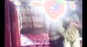 या वाफेवर अश्लील व्हिडिओमध्ये मोहक भारतीय मिल्फला एका खडबडीत मुलाने मोहात पाडले 1 मिन 20 सेकंद