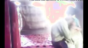 MILF India yang menggoda dirayu oleh seorang pria terangsang dalam video porno beruap ini 1 min 30 sec