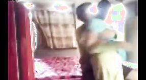 Seducente Indiano MILF prende sedotto da un corneo ragazzo in questo steamy porno video 1 min 50 sec
