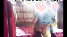 Verführerische indische MILF wird in diesem dampfenden Pornovideo von einem geilen Kerl verführt 2 min 10 s