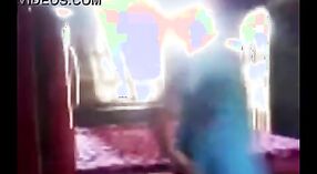 Seducente Indiano MILF prende sedotto da un corneo ragazzo in questo steamy porno video 2 min 30 sec