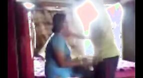 Seducente Indiano MILF prende sedotto da un corneo ragazzo in questo steamy porno video 2 min 40 sec