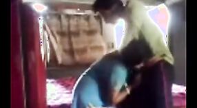 Verführerische indische MILF wird in diesem dampfenden Pornovideo von einem geilen Kerl verführt 3 min 10 s