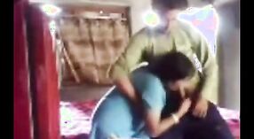 Соблазнительная индийская милфа соблазняется возбужденным парнем в этом страстном порно видео 3 минута 20 сек