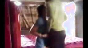 MILF India yang menggoda dirayu oleh seorang pria terangsang dalam video porno beruap ini 3 min 30 sec