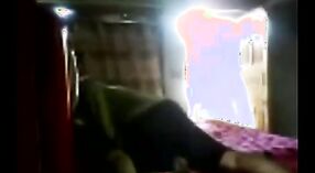 MILF India yang menggoda dirayu oleh seorang pria terangsang dalam video porno beruap ini 3 min 40 sec