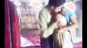 Verführerische indische MILF wird in diesem dampfenden Pornovideo von einem geilen Kerl verführt 0 min 30 s