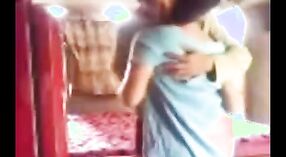 诱人的印度摩洛伊斯兰解放阵线在这个热气腾腾的色情视频中被一个角质家伙吸引 0 敏 40 sec