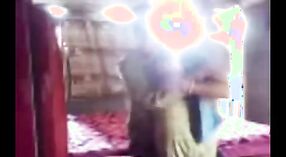 Baştan çıkarıcı Hint MİLF azgın bir adam tarafından bu ateşli porno video baştan alır 1 dakika 00 saniyelik