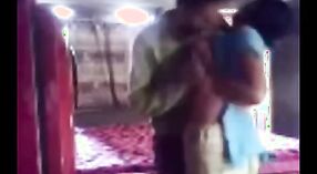 Seducente Indiano MILF prende sedotto da un corneo ragazzo in questo steamy porno video 1 min 10 sec