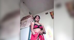 देसी एमएमएस व्हिडिओमध्ये एक गरम आई तिच्या मोठ्या मालमत्ता प्रकट करते 1 मिन 30 सेकंद