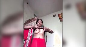 देसी एमएमएस व्हिडिओमध्ये एक गरम आई तिच्या मोठ्या मालमत्ता प्रकट करते 1 मिन 50 सेकंद