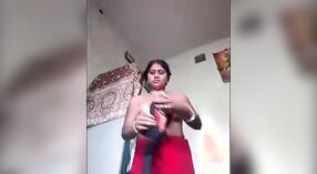 देसी एमएमएस व्हिडिओमध्ये एक गरम आई तिच्या मोठ्या मालमत्ता प्रकट करते 2 मिन 10 सेकंद