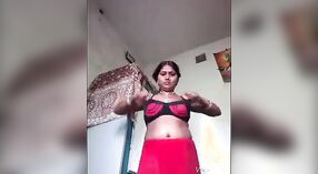 देसी एमएमएस व्हिडिओमध्ये एक गरम आई तिच्या मोठ्या मालमत्ता प्रकट करते 2 मिन 30 सेकंद