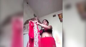देसी एमएमएस व्हिडिओमध्ये एक गरम आई तिच्या मोठ्या मालमत्ता प्रकट करते 2 मिन 40 सेकंद