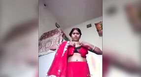 देसी एमएमएस व्हिडिओमध्ये एक गरम आई तिच्या मोठ्या मालमत्ता प्रकट करते 3 मिन 00 सेकंद